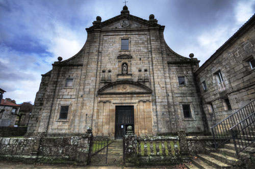 Portada de la iglesia de Montederramo
